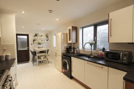 Thealby Gardens, Bessacarr, Doncaster DN4 7EQ - Photo 3