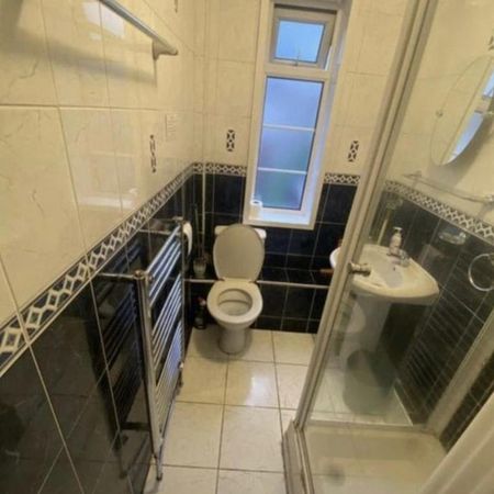 4 bedroom flat share to rent - Photo 4