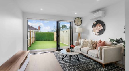 Modern Townhouse with 2 Bathrooms + Carpark - Photo 5