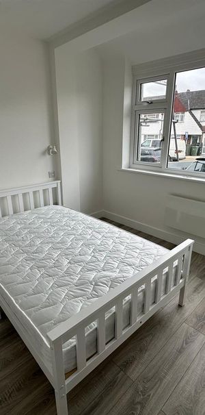 Glenister Park Road, London - Photo 1