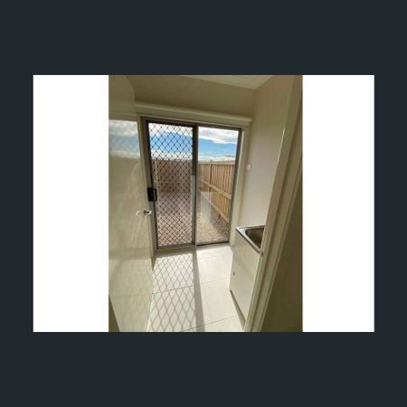 Stylish Family Living in Tarneit - Photo 3