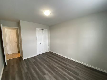 Bachelor Apartment - Photo 2