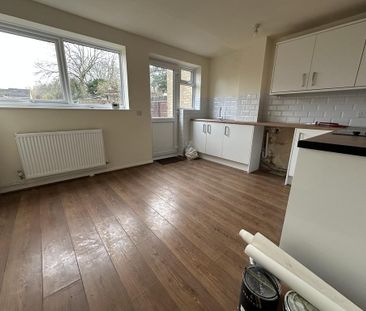 2 bedroom semi-detached house to rent - Photo 5