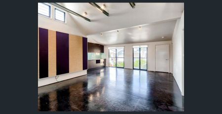 28 Kinross Street, Spring Hill, Qld 4000 - Photo 3