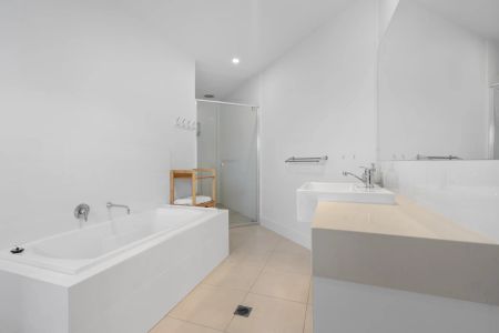 Fully Furnished Modern Town House! - Photo 5