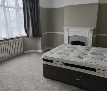 4 bedroom terraced house to rent - Photo 5