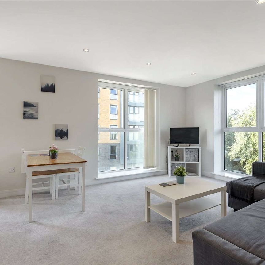 A two bedroom apartment to rent at Kennet Island in Reading. With en-suite shower room, bathroom and an allocated under ground parking space. - Photo 1