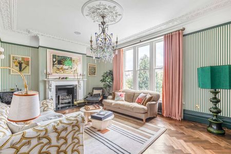 A superbly situated and recently renovated five bedroom Victorian family home with off-street parking - Photo 3