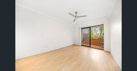 Freshly updated 3-Bedder with Gas Kitchen & Double Lock-Up Garage - Photo 3