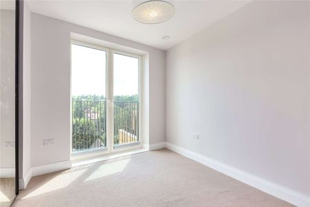 Modern two bedroom apartment set in a contemporary development set South of the Pantiles - Photo 4