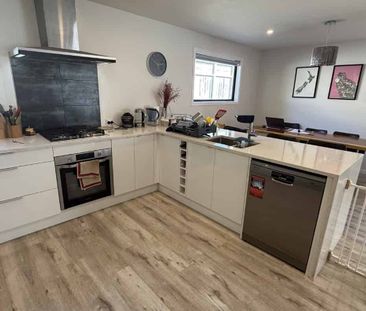 Lovely family home Te Atatu South - Photo 4