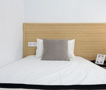 Plaza del Conde del Valle de Súchil, Madrid, Community of Madrid 28015 - Photo 4