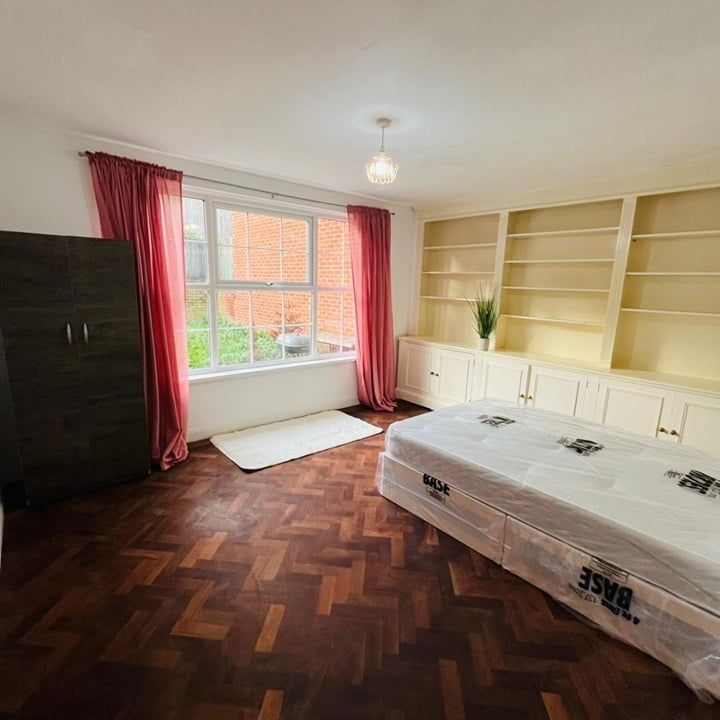 Room in a Shared House, Leeward Gardens, SW19 - Photo 1