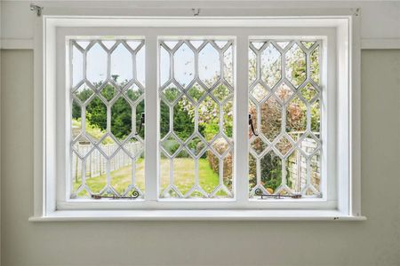 Characterful ground floor flat with generous rear garden - Photo 4