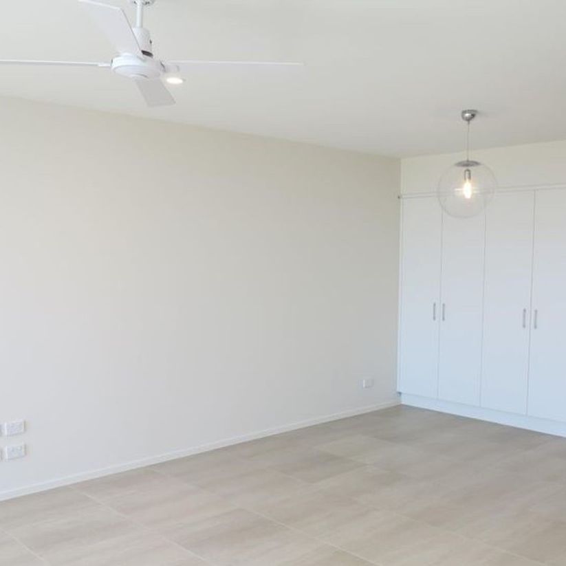 Stylish Top-Floor Apartment in Exclusive Anchorage Apartments - Photo 1