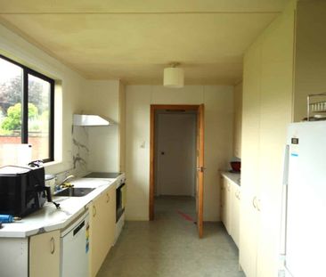 Spacious 3-Bedroom Home - Pet Friendly - Photo 2