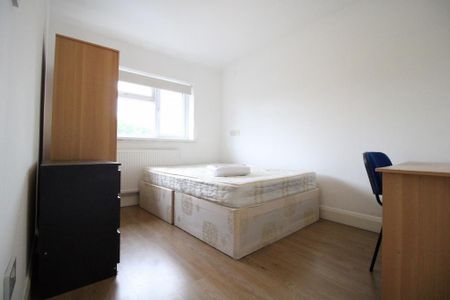 4 bedroom semi-detached house to rent - Photo 2