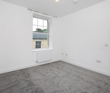 4 bedroom semi-detached house to rent - Photo 2