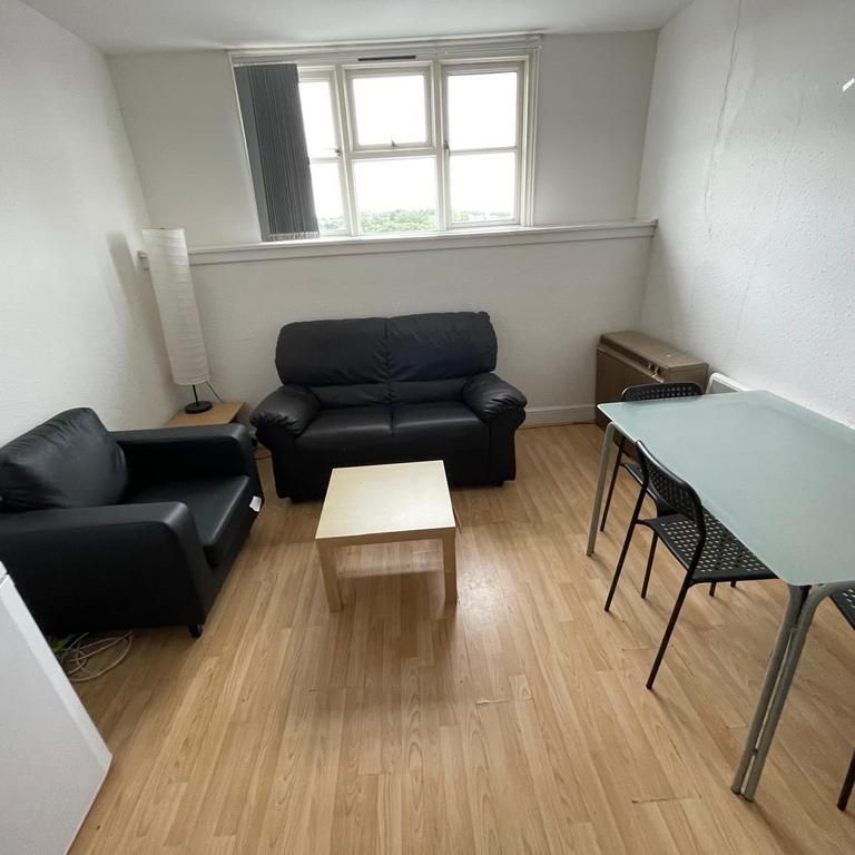 3 bedroom flat to rent - Photo 1