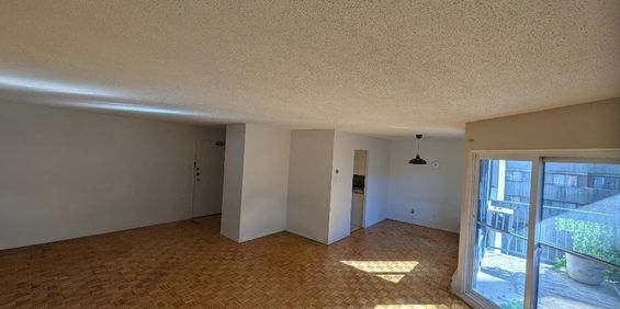 « Spacieux 4½ au 8e étage avec balcon au cœur du Golden Mile — lumineux, bien entretenu et prêt à habiter. » - Photo 3