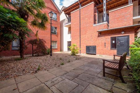 4 bedroom flat to rent - Photo 2