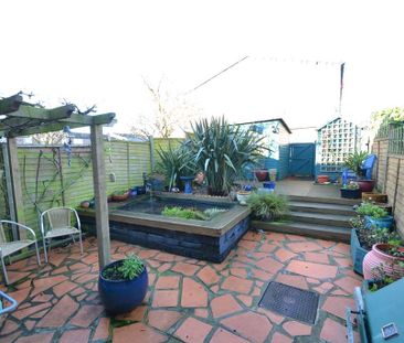 Cumberland Close, Epsom - Photo 2