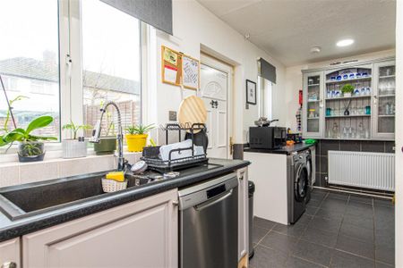 3 bed House - Semi-Detached To Let - Photo 3