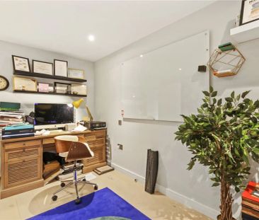 3 bedroom flat in London - Photo 4