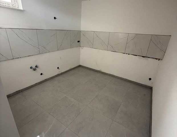 Helle 2-Zimmer-Wohnung mit großem Wohnzimmer & großen Fenstern! - Foto 1