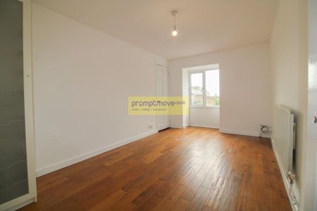 3 bedroom end of terrace house to rent - Photo 3