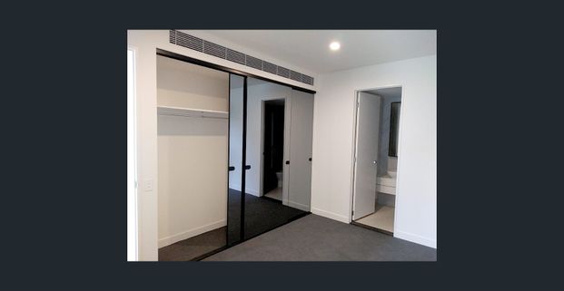 Luxury Melbourne Apartment with Rooftop Pool & Prime Location Near Albert Park - Photo 1