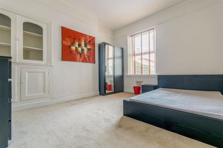 6 bedroom terraced house to rent - Photo 4