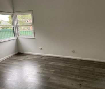 SPACIOUS THREE BEDROOM HOME IN A SOUGHT AFTER LOCATION - Photo 2