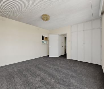 9 Cascade Drive, Kew East VIC 3102 - House For Rent | Domain - Photo 5