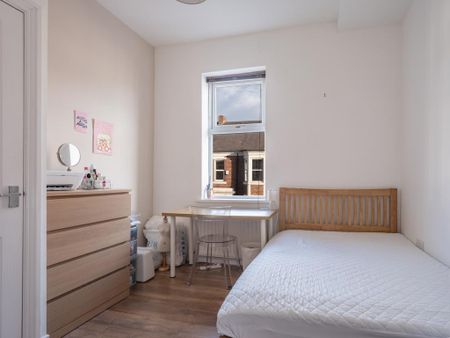 3 bedroom flat to rent - Photo 2