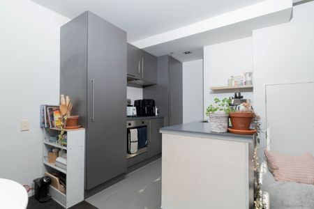 Sunny Furnished Apartment with 2 Carparks - Photo 2