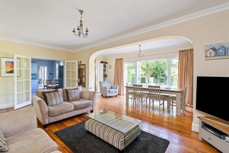 6 bedroom detached house to rent - Photo 3