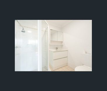 A luxury New Renovated Modern Three-Bedroom Townhouse . - Photo 5