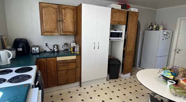 FIVE BEDROOM IN A GREAT LOCATION: - Photo 1