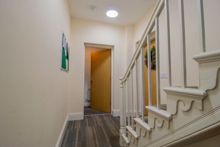 Heatley House, Lymm - Photo 2