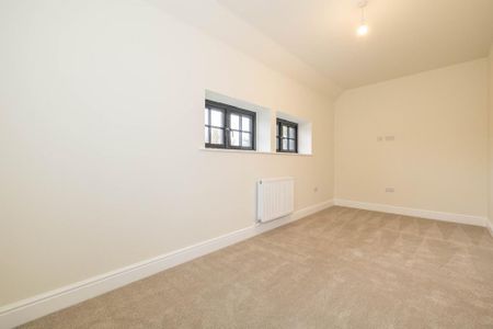 4 bedroom semi-detached house to rent - Photo 3