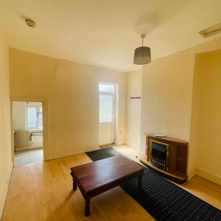 Spacious first floor flat with private entrance into living room, separate fitted kitchen with appliance, double bedroom and ensuite shower room. Benefits from double glazing and electric heating. Ideally located just 5 minutes’ walk to the city centre and train station. - Photo 1