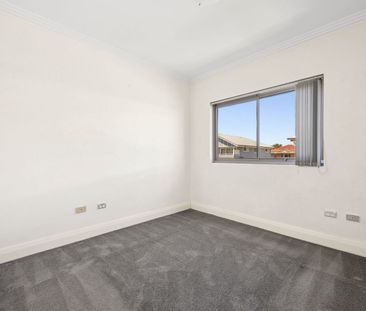 Lakeside apartment just moments from the beach - Photo 5