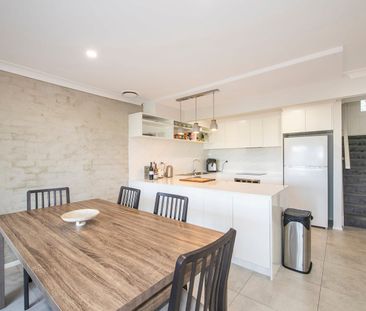 Modern and Fresh Tri Level Duplex - Photo 5