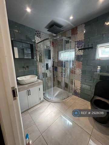 4 bedroom semi-detached house to rent - Photo 5