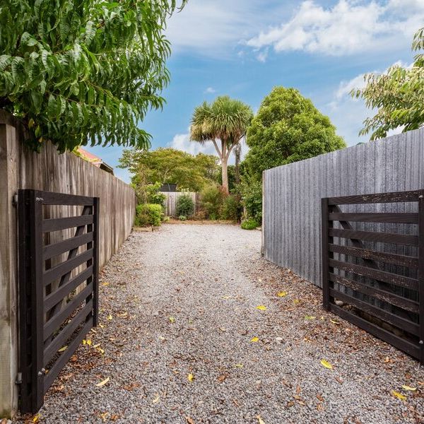 Pet friendly family home with a great vegetable garden! - Photo 1