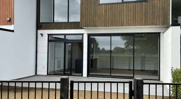 Stylish Townhouse living - Photo 1