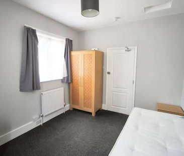 Brentwood Road, Romford, RM1 - Photo 4