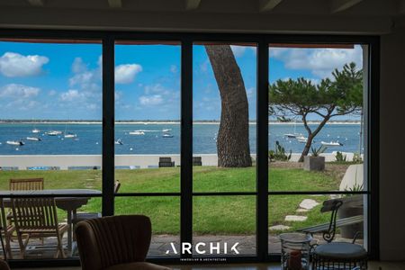 Architecture traditionnelle des années 60, cette villa de 220 m2 profite d'un emplacement idyllique en première ligne, au bord de l'eau, sur un terrain de 1 100 m2, entre le Moulleau et le Pyla. - Photo 5