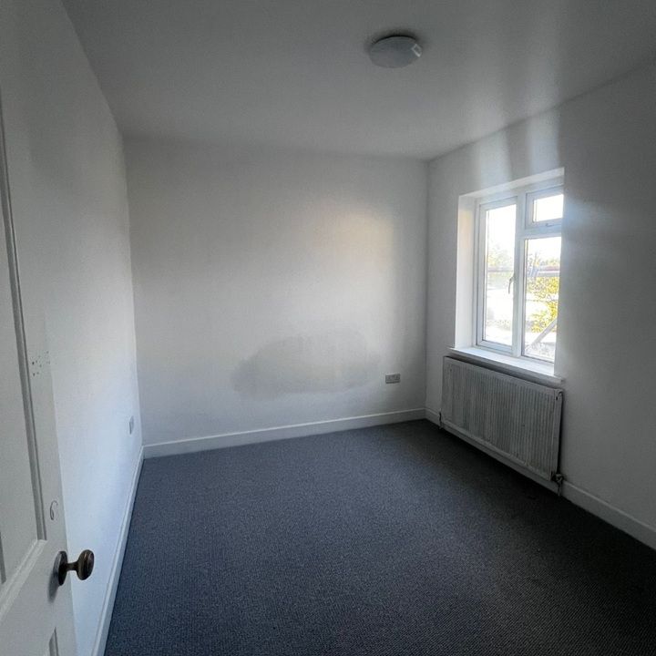 5 Bed Semi-Detached House, Duke Road, IG6 - Photo 1